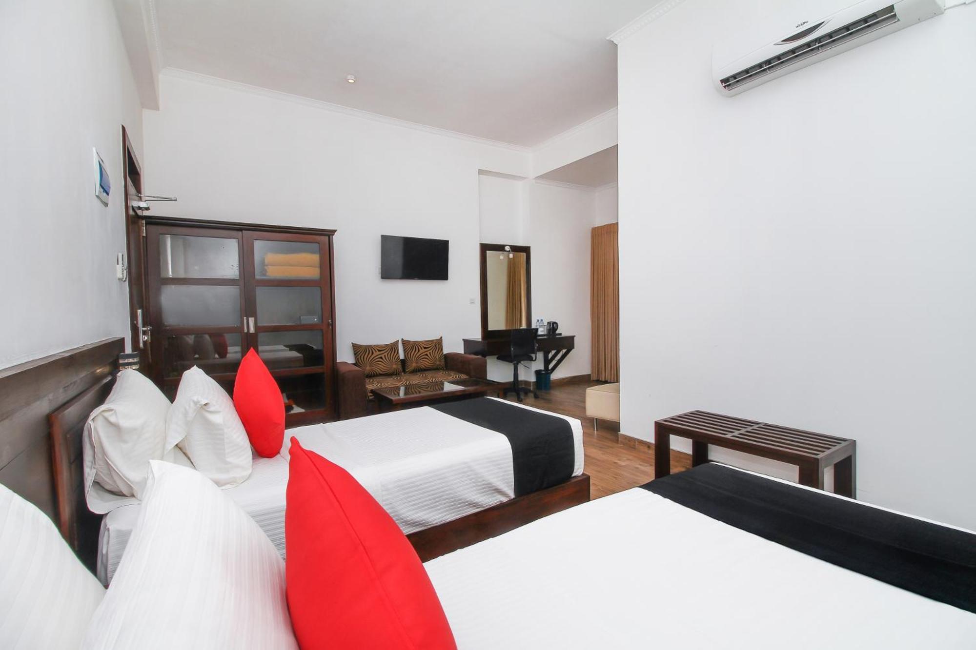 Sasha Transit Hotel Katunayaka Bagian luar foto