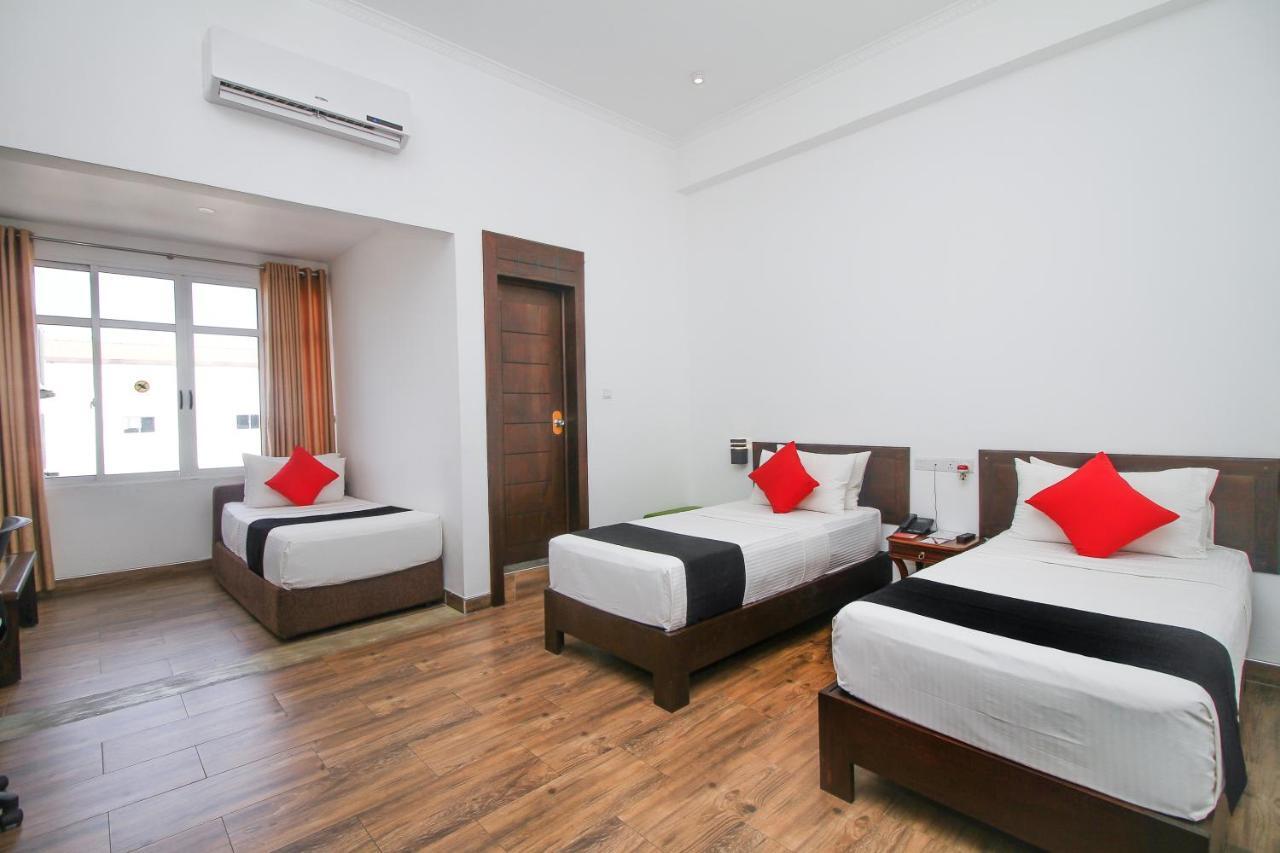 Sasha Transit Hotel Katunayaka Bagian luar foto